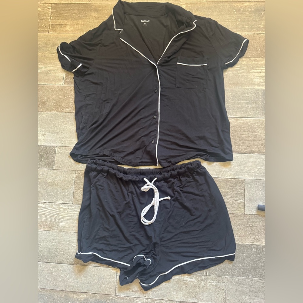 Soft Black Short-Sleeve Top and shorts Pajama Set with White Piping size medium